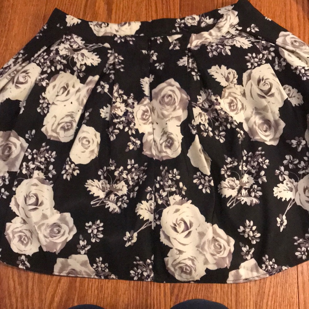 Floral Flowy Forever 21 Mini Skirt Barely Worn - Picture 3 of 3